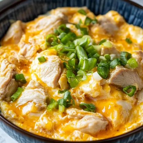 Eine Schüssel mit Huhn und Gemüse.
