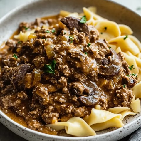 Eine Schüssel Hackfleisch-Stroganoff.
