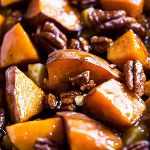 Eine Nahaufnahme von honig-glasierten Kartoffeln.