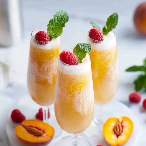 Drei Gläser Pfirsich-Bellini ohne Alkohol.