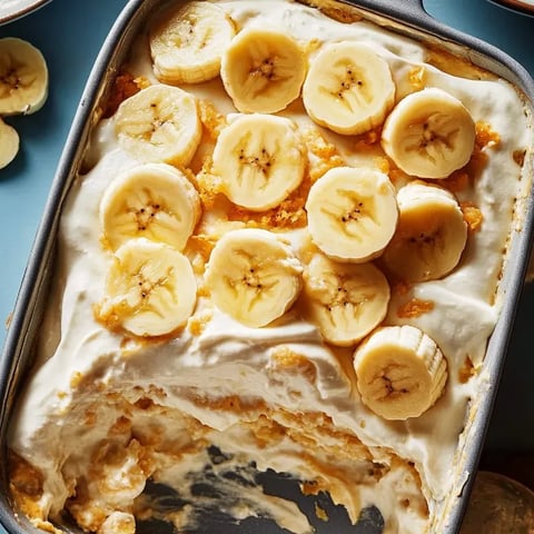 Nahaufnahme eines Schichtdesserts mit Bananencreme und Waffeln.