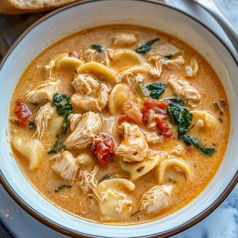 Eine Schale voll sahniger Toskana Hähnchensuppe.