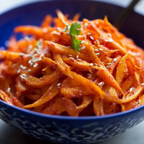Eine Schüssel Karotten nach koreanischer Art.