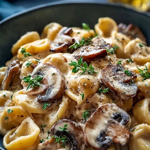 Eine Schüssel Pasta mit Pilzen und Kräutern.