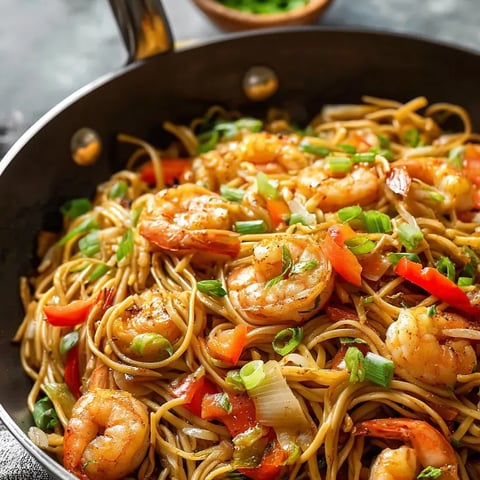 Eine Schüssel mit Garnelen und Gemüse.