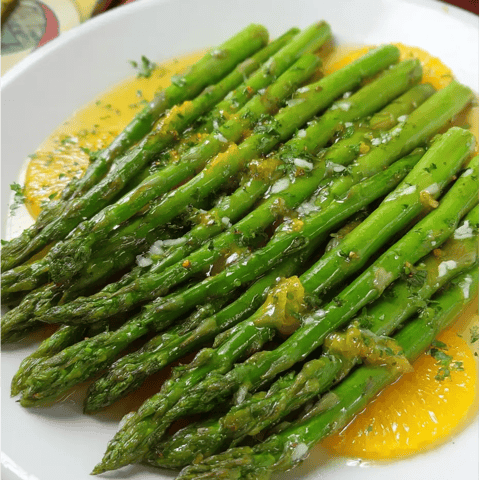Ein Teller Spargel mit Soße.