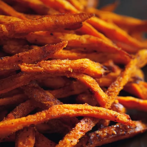 Eine Schüssel mit frisch zubereiteten, geschmolzenen, getrockneten und gebratenen Paprika-Streifen.