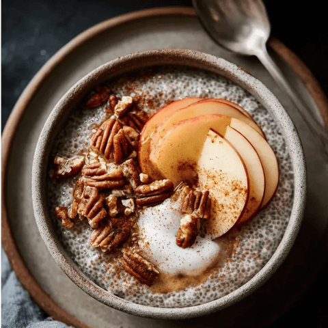 Ein Schälchen mit Nüssen, Obst und einer Schüssel.