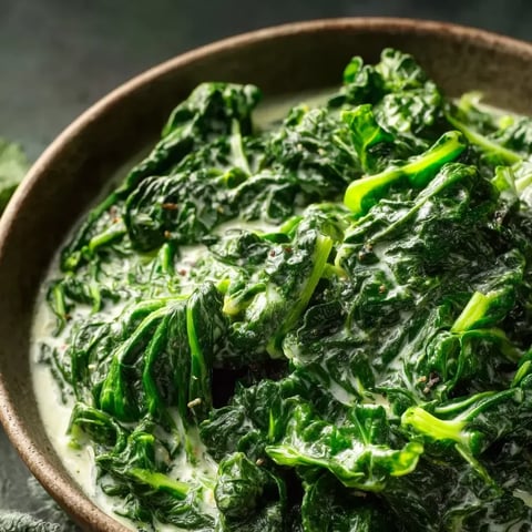 Ein großer Topf mit grünen Blattchen und einer cremigen Substanz darin.