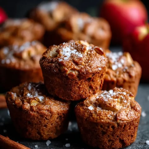 Eine Schicht aus frischem Obst, wie Bananen, wird auf eine Schicht aus frischem Nussbutter aufgetragen.