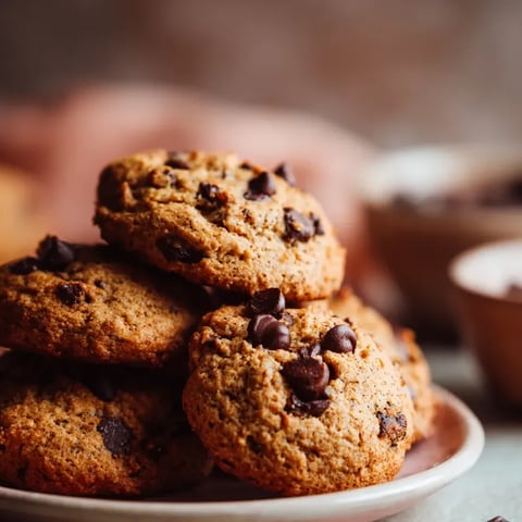 Eine Platte mit einer Schicht aus Chocolate Chips und Muffins.