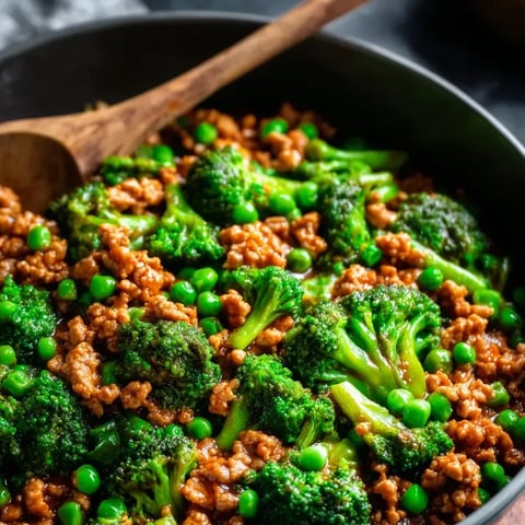 Ein schwarzes Töpfchen mit einer Mischung aus Rindfleisch, Peas, Broccoli und Tomaten.