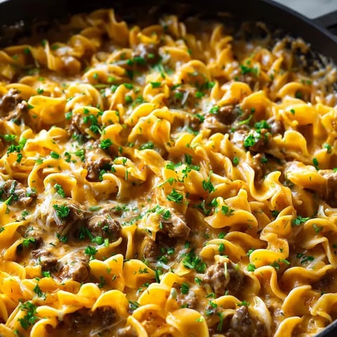 Eine Schüssel mit Pasta und Käse, garniert mit Parsley.